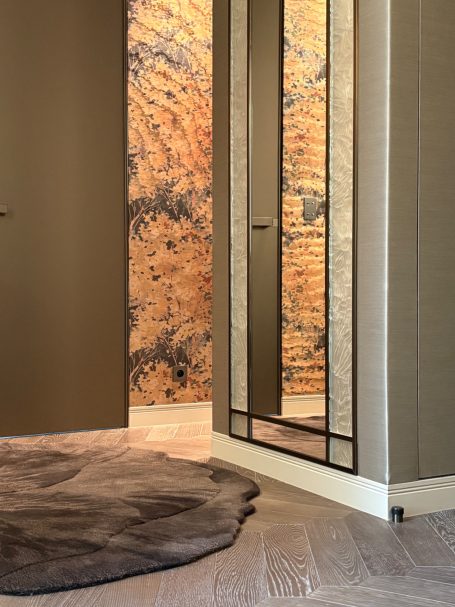 Intérieur élégant avec un miroir, un sol en bois et un tapis moelleux.