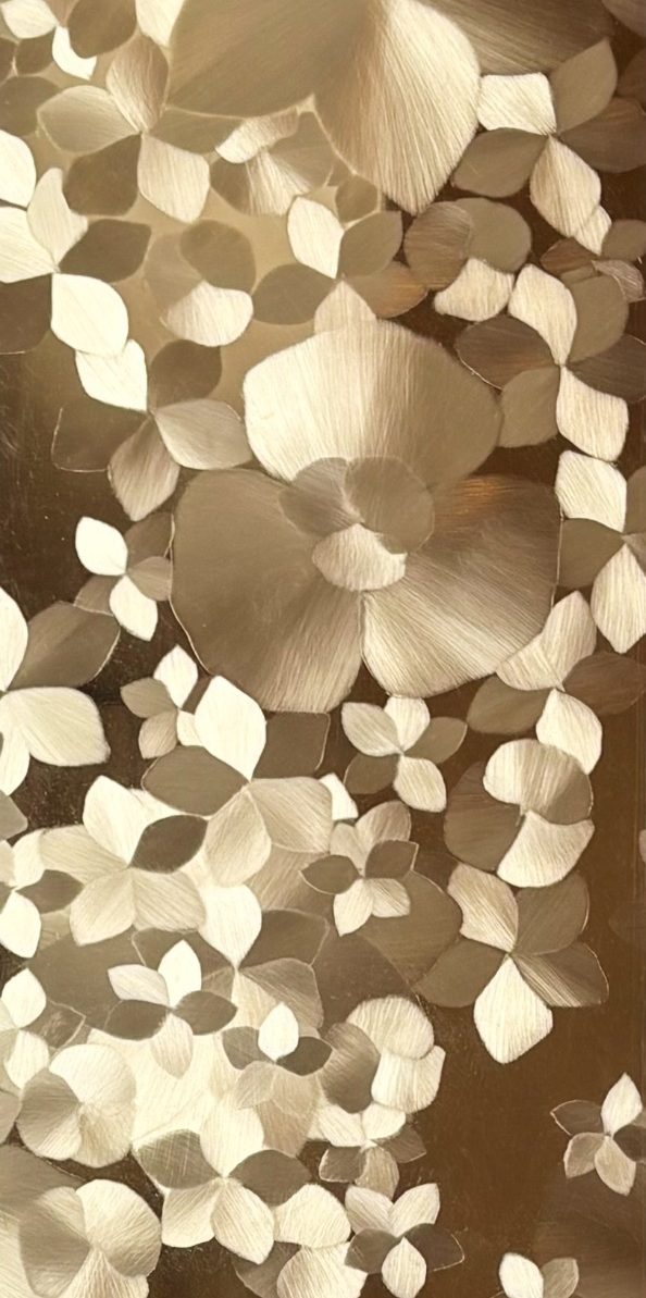 Suspension lumineuse en forme géométrique avec des lignes argentées et des lumières blanches.