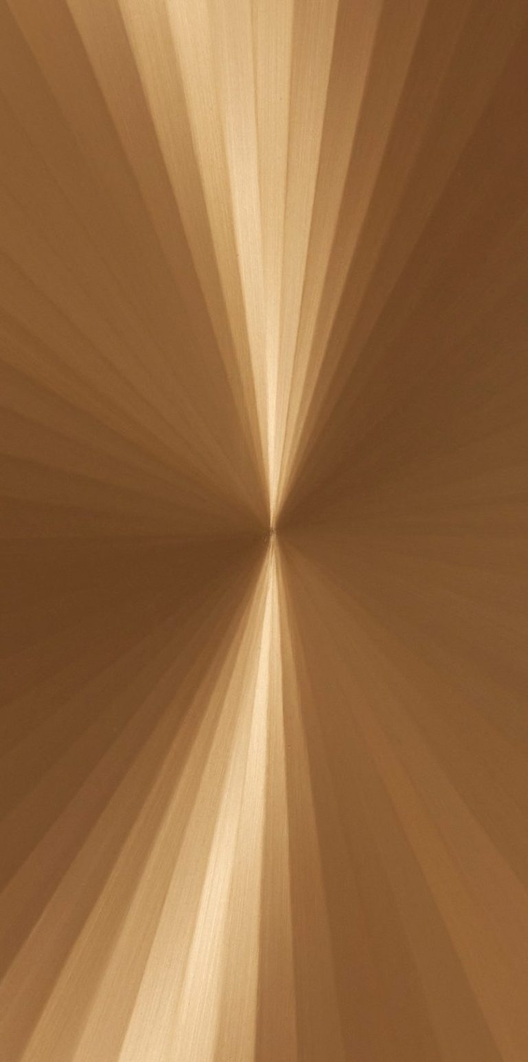 Suspension lumineuse en forme géométrique avec des lignes argentées et des lumières blanches.