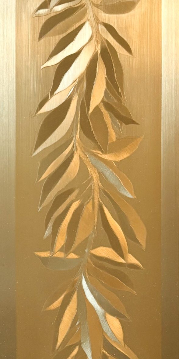 Suspension lumineuse en forme géométrique avec des lignes argentées et des lumières blanches.