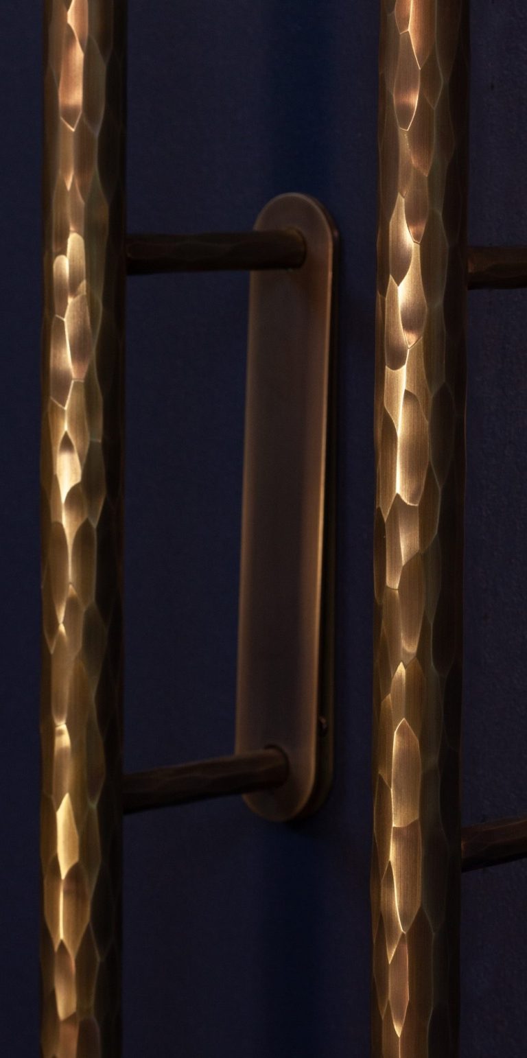 Lumières suspendues créant des reflets sur un plafond ondulé.