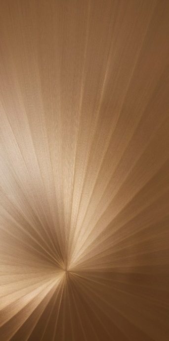 Suspension lumineuse en forme géométrique avec des lignes argentées et des lumières blanches.