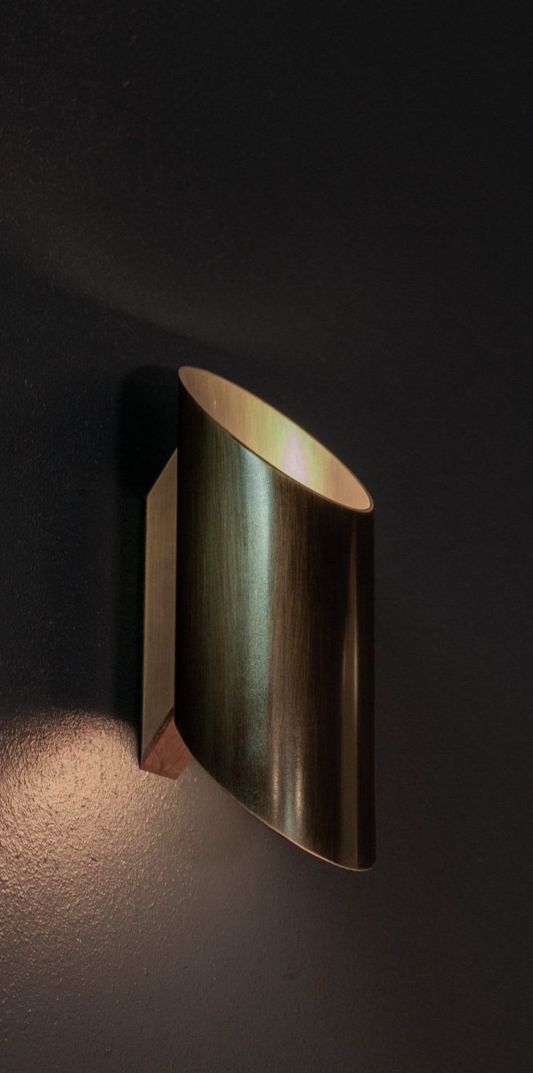 Suspension lumineuse en forme géométrique avec des lignes argentées et des lumières blanches.