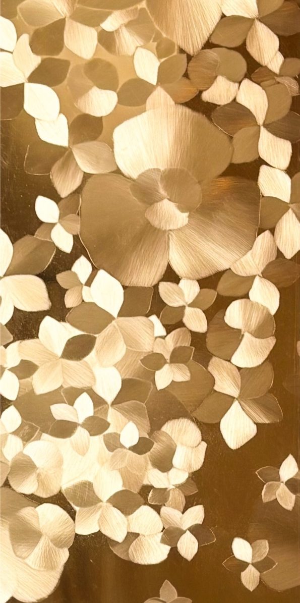 Suspension lumineuse en forme géométrique avec des lignes argentées et des lumières blanches.