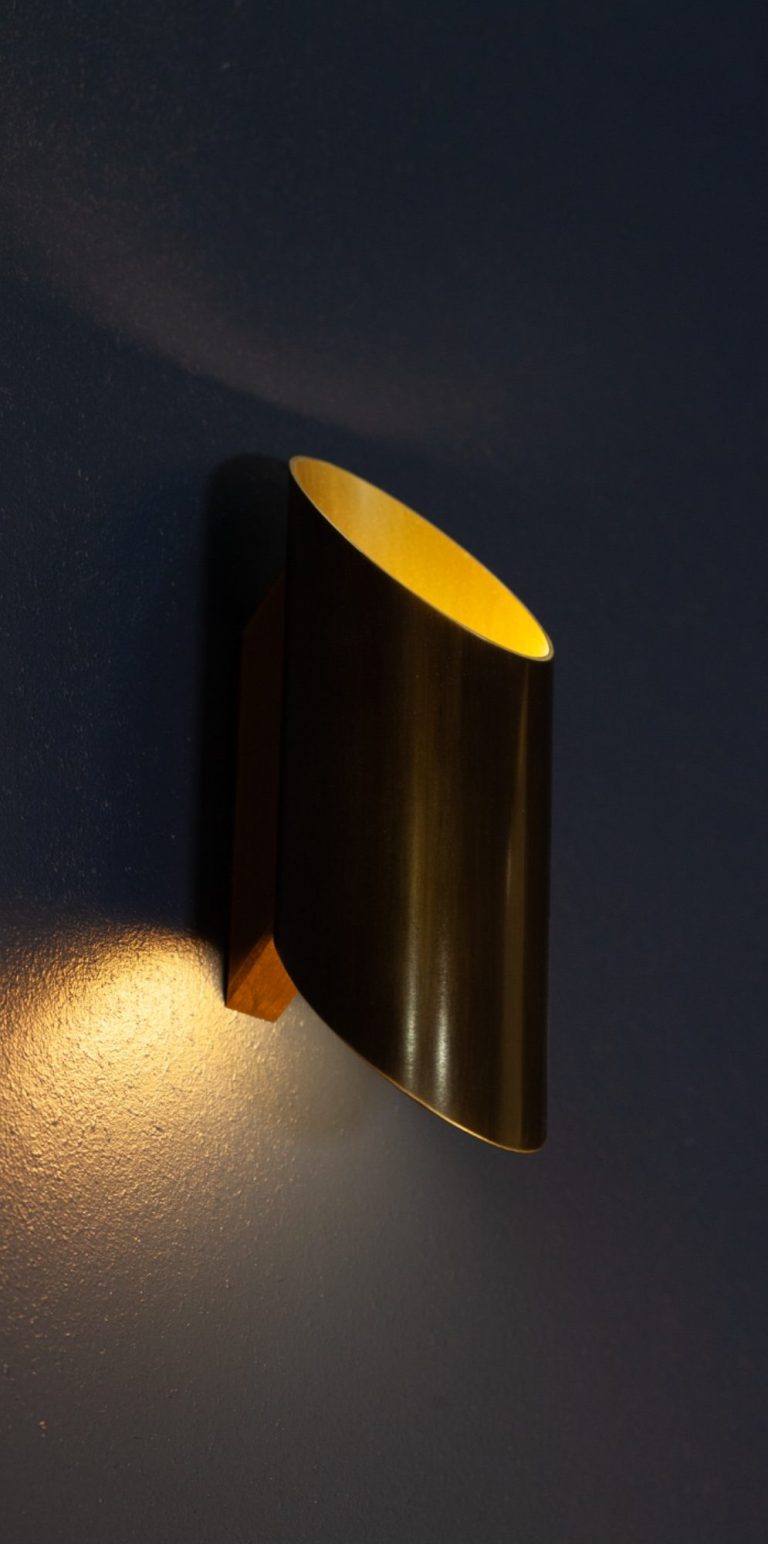 Suspension lumineuse en forme géométrique avec des lignes argentées et des lumières blanches.