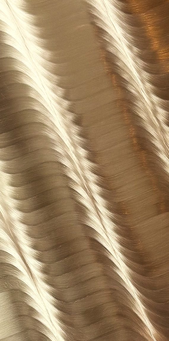 Suspension lumineuse en forme géométrique avec des lignes argentées et des lumières blanches.