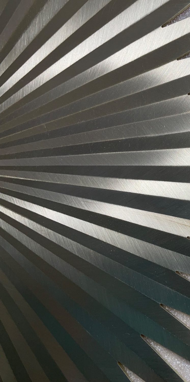 Suspension lumineuse en forme géométrique avec des lignes argentées et des lumières blanches.