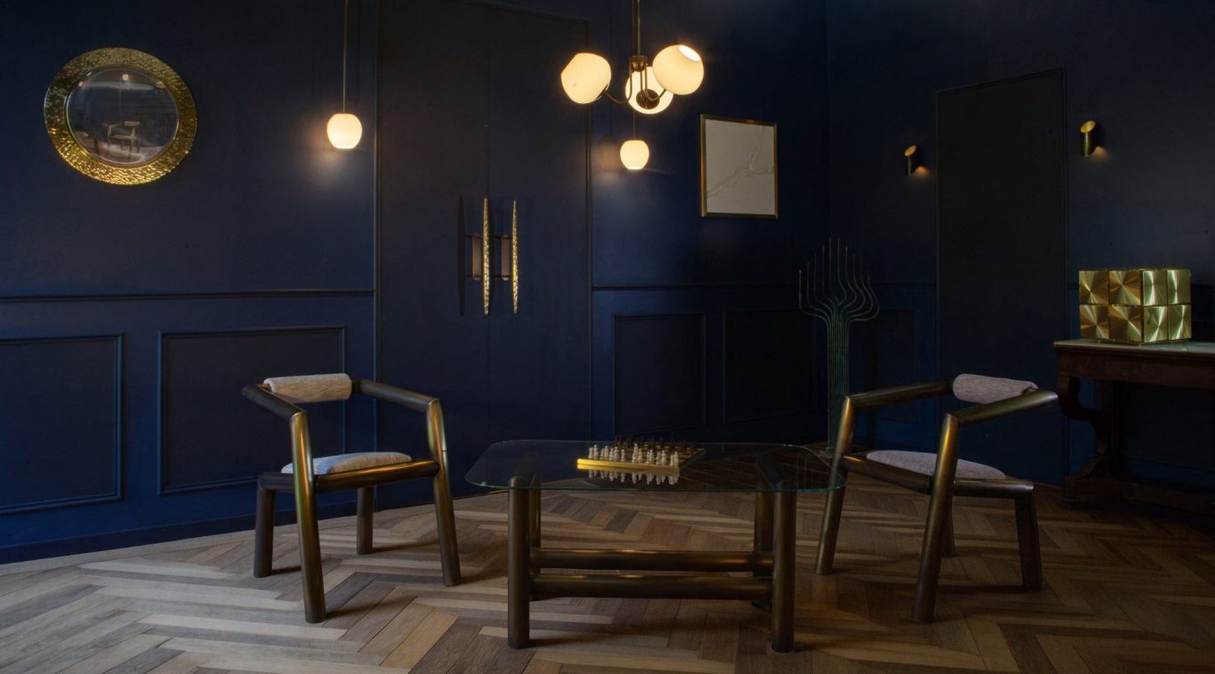 Lustre élégant en forme de branches avec des détails brillants et dorés.