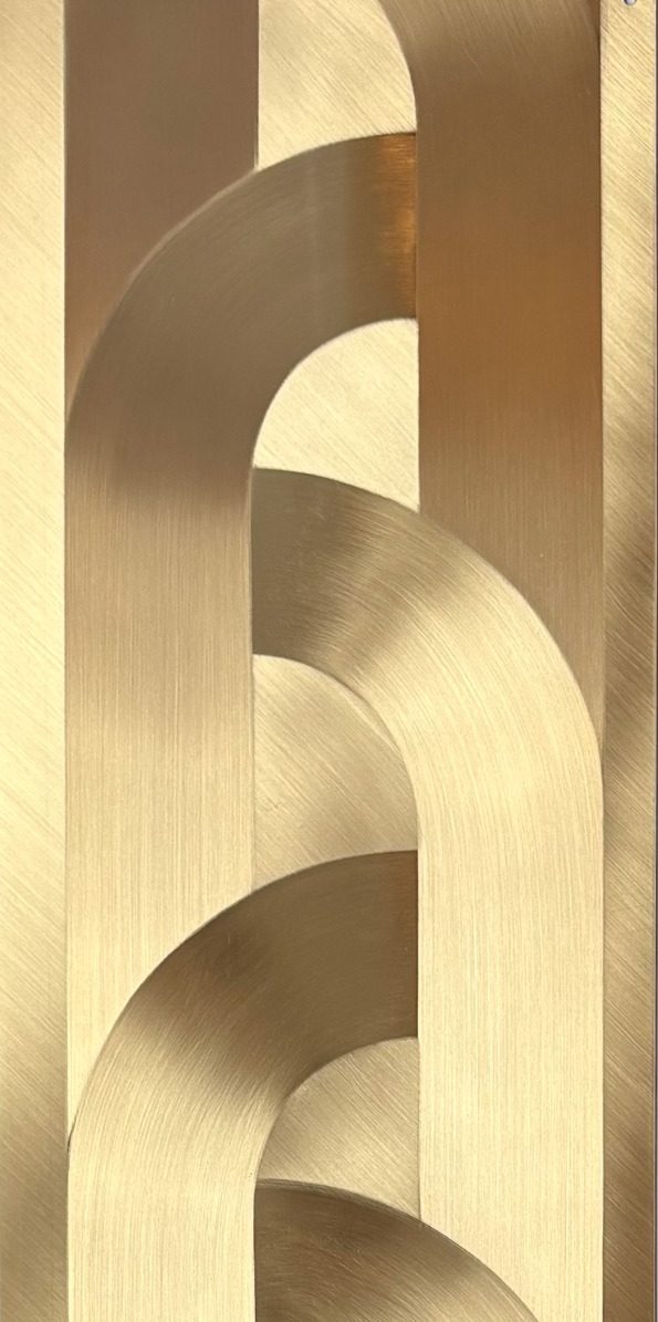 Suspension lumineuse en forme géométrique avec des lignes argentées et des lumières blanches.