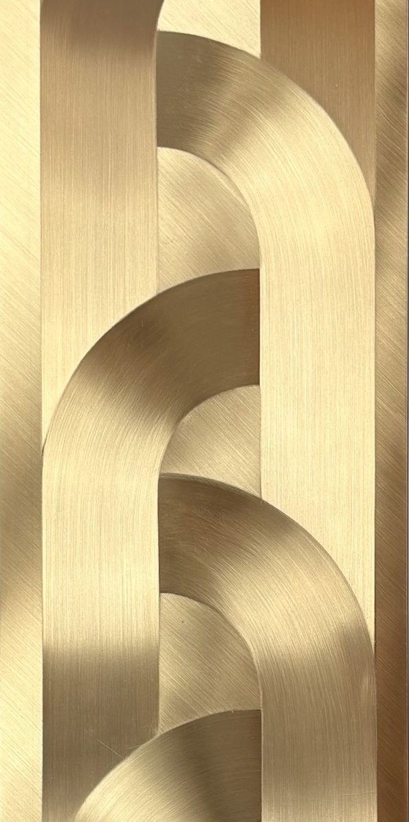 Suspension lumineuse en forme géométrique avec des lignes argentées et des lumières blanches.