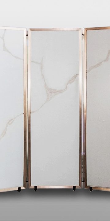 Lumières suspendues créant des reflets sur un plafond ondulé. 
