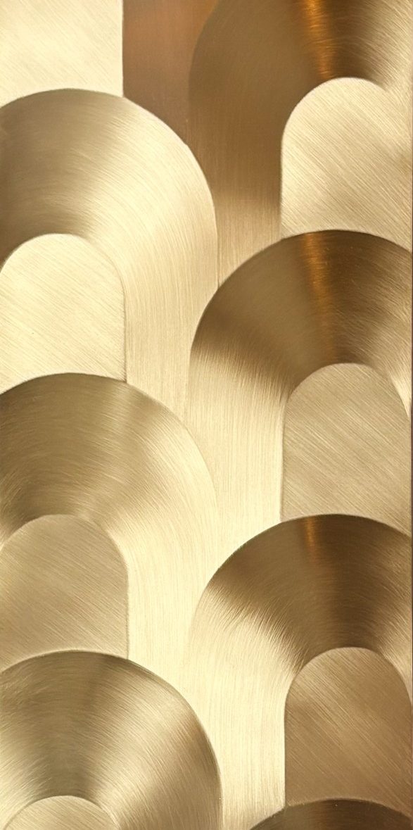 Suspension lumineuse en forme géométrique avec des lignes argentées et des lumières blanches.