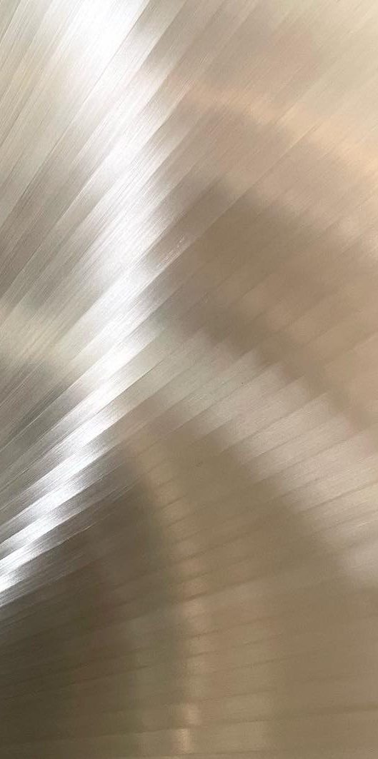 Suspension lumineuse en forme géométrique avec des lignes argentées et des lumières blanches.