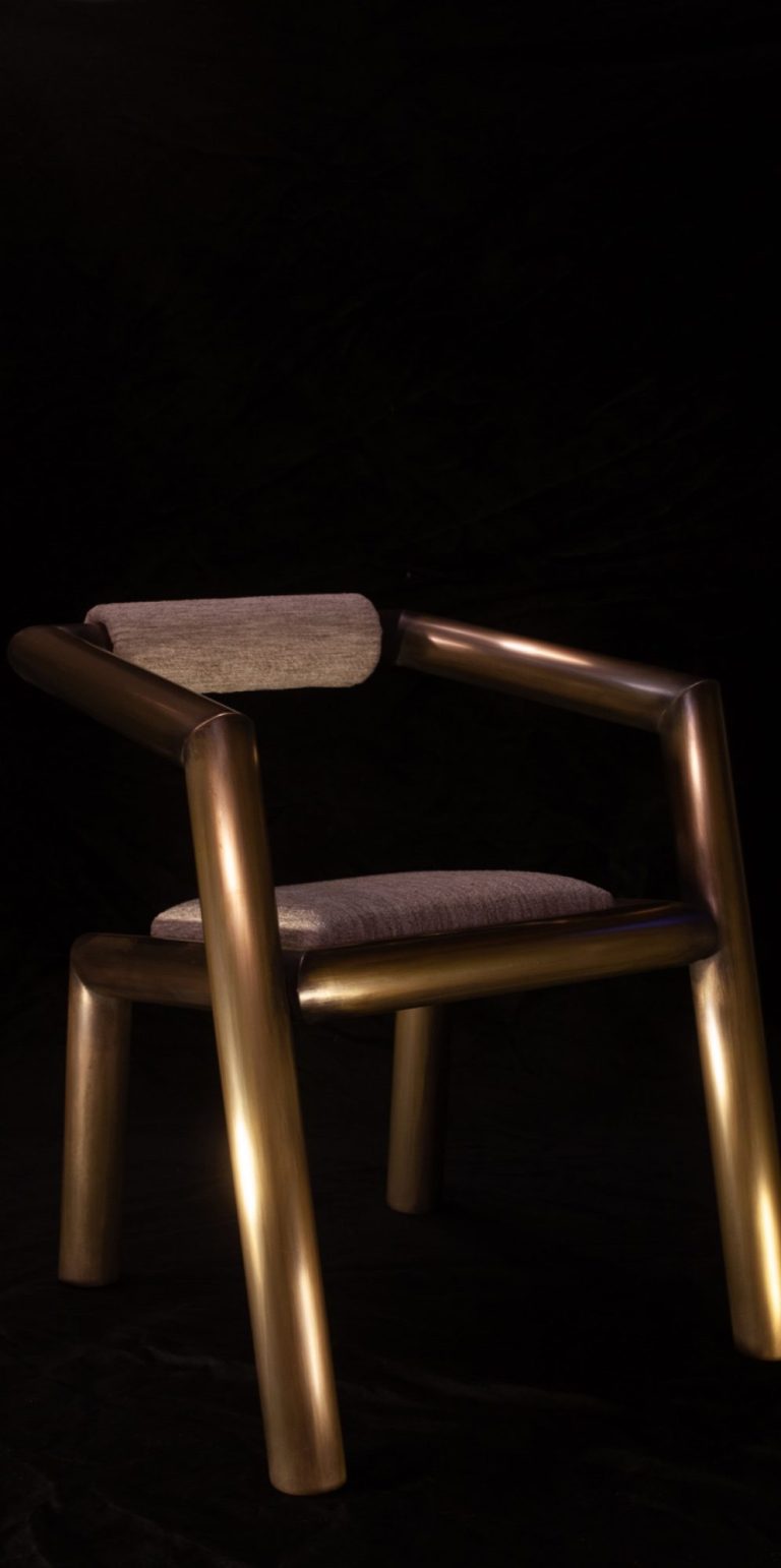 Lumières suspendues créant des reflets sur un plafond ondulé.