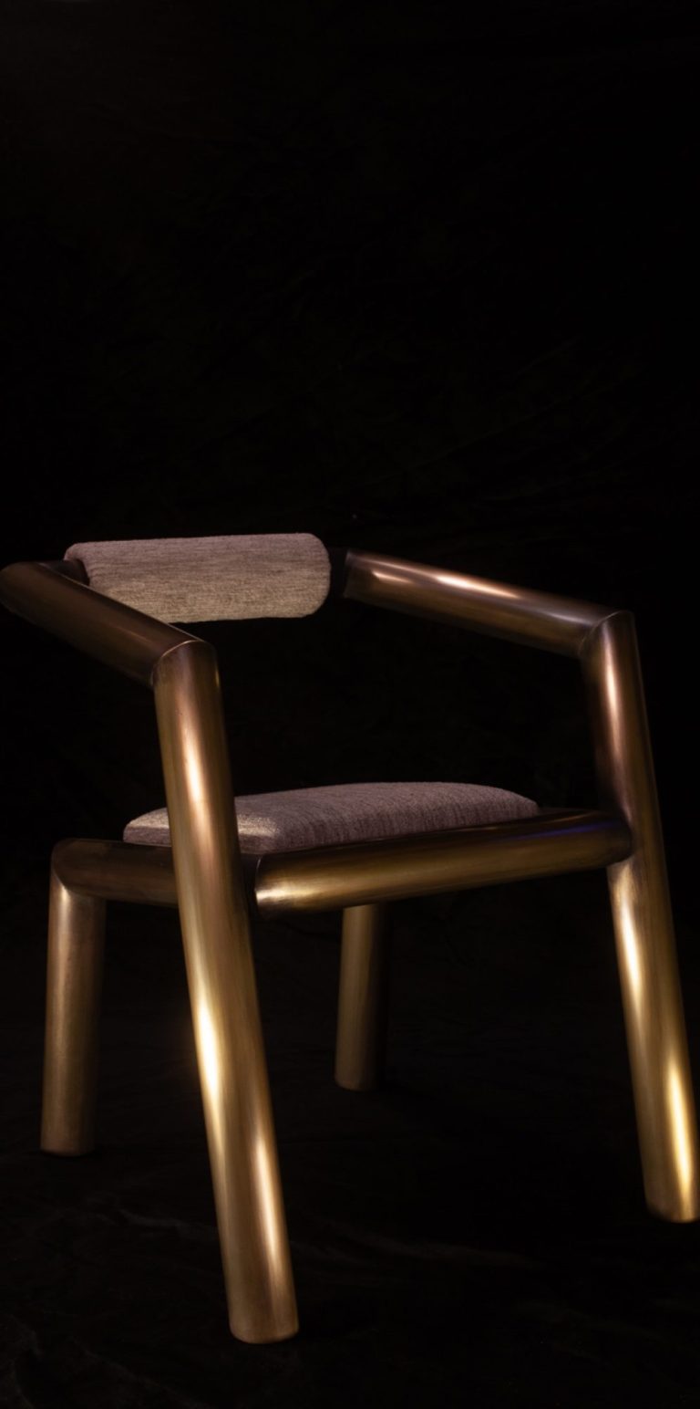 Table en verre avec des pieds en métal blanc stylisés en forme de lacet.