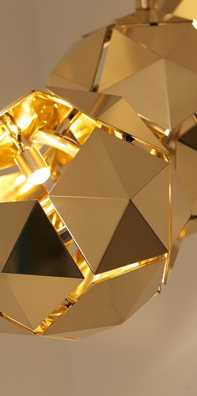 Suspension lumineuse en forme géométrique avec des lignes argentées et des lumières blanches.
